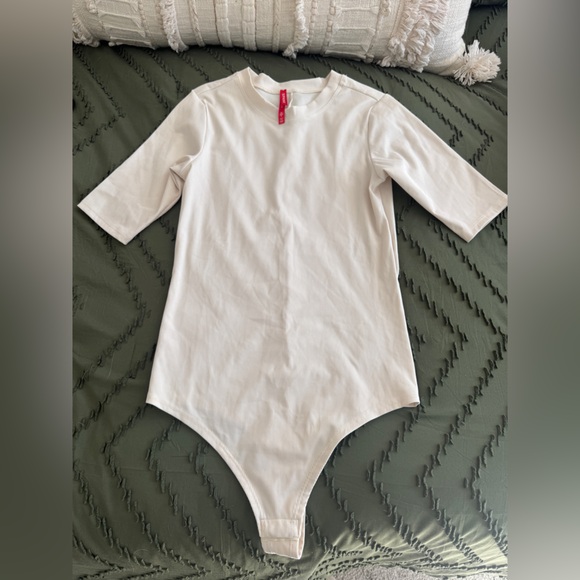 Spanx Ribbed Short Sleeve Bodysuit Cream | Size Small - Picture 4 of 4